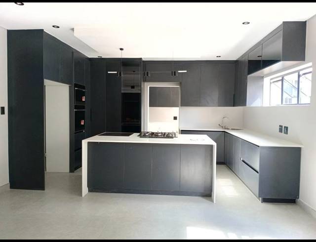 6 BEDROOM HOUSE FOR SALE IN SIX FOUNTAINS